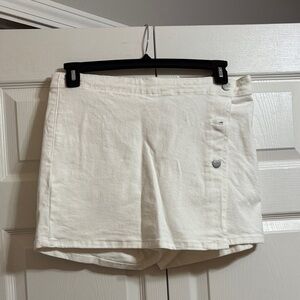 Risen Los Angeles - Classic White Button-Accent Skort